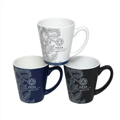 Zaprojektowany ceramiczny kubek na mleko