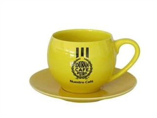 Żółty ceramiczny kubek i spodek
