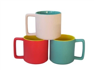 Kolorowa ceramiczna filiżanka kawy