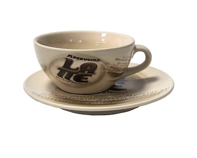 Zestaw ceramicznych filiżanek i spodków z nadrukiem w stylu retro