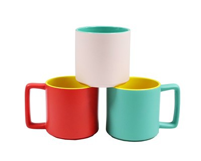 Kubek ceramiczny z kwadratowym uchwytem