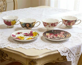 Zestaw ceramicznej zastawy stołowej z motywem kwiatowym,-w stylu vintage